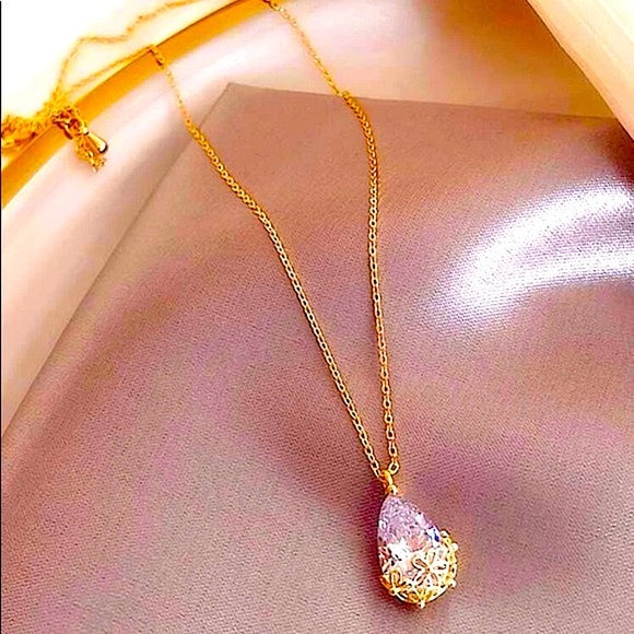 Jewelry - 🔴 BOGO! Gold and Faux crystal vintage style pendant necklace